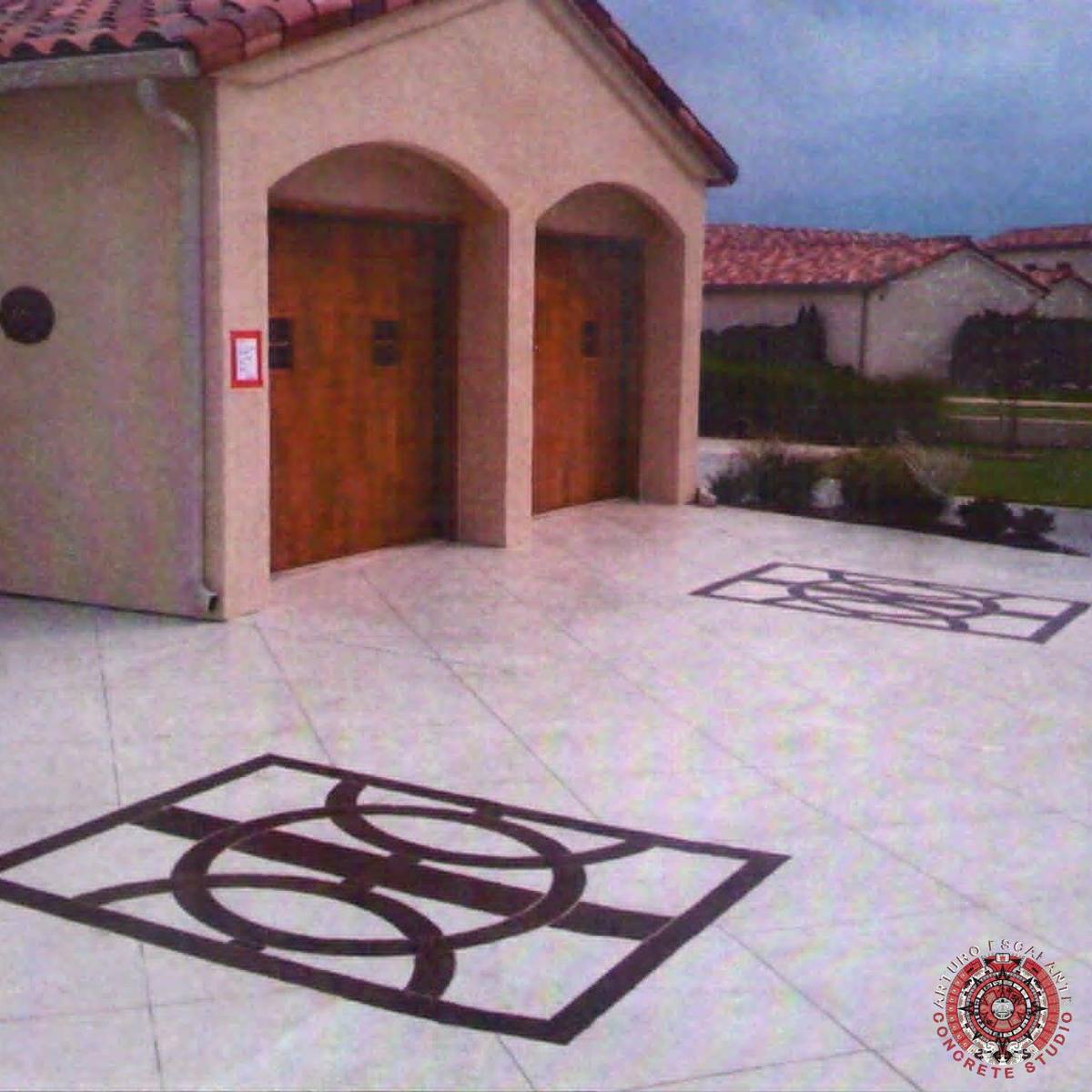Custom Medallion Driveway